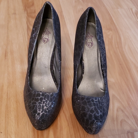 Black and Silver heels - Picture 2 of 4